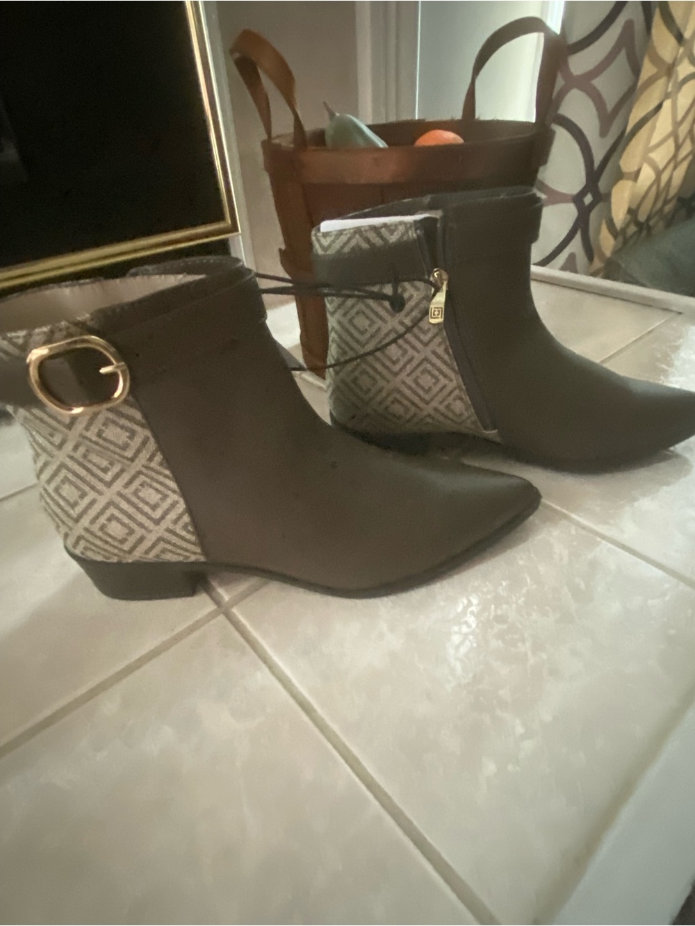 NWT Liz Claiborne Ankle Boots in Brown- Women's Fashion Boot. Size 8.5 - Picture 3 of 7